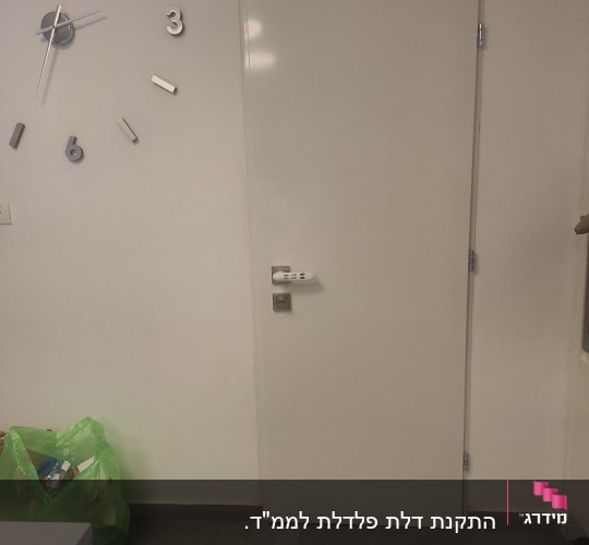 דלת לבנה עם ידית כסופה וקודן
